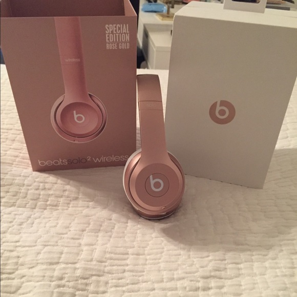 Beats solo 2 wireless head phones- rose gold - Picture 2 of 2